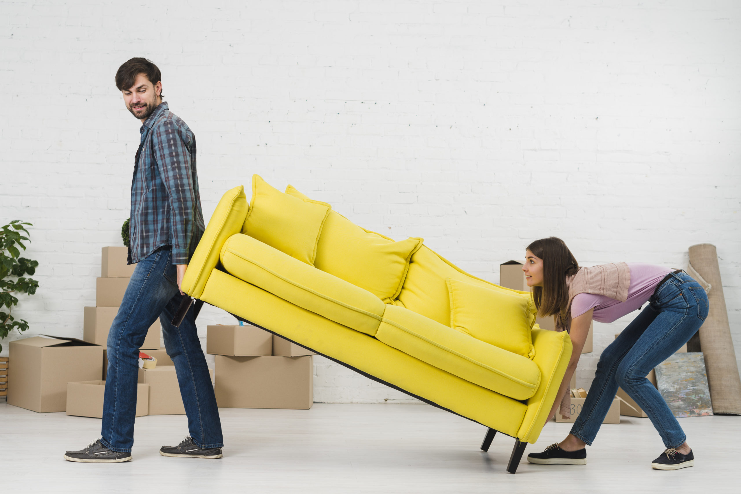 Магазин ищет мебель. Человек на диване. Прикольные диваны. Желтый диван. Тащит диван.